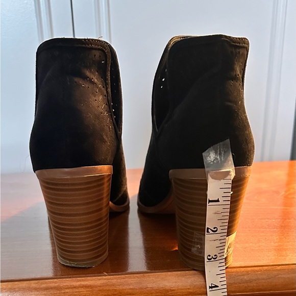 Fergalicious Women Laser Cut Peep Toe Shoe - Picture 4 of 4